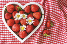 The benefits of using companion herbs to improve the flavor of your strawberries